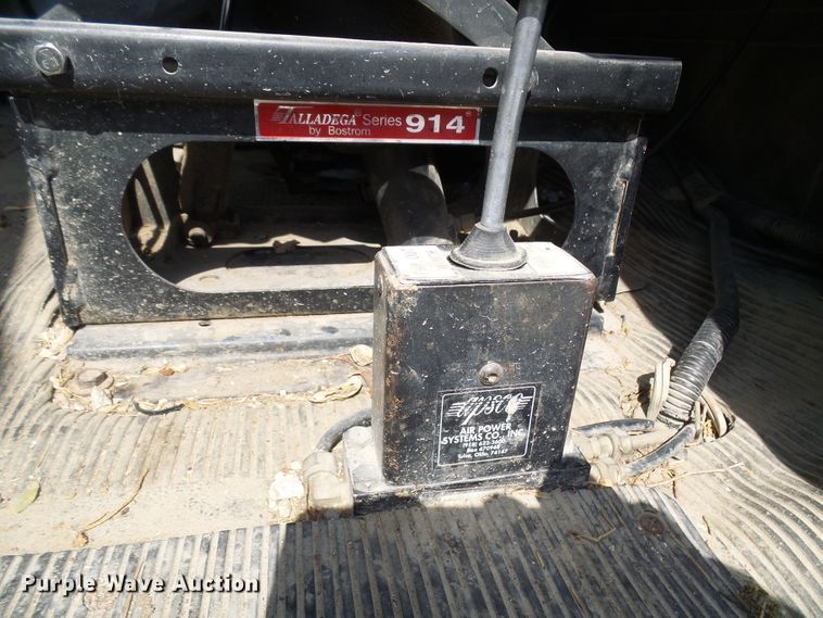 image for item DG1965 1997 International 4800  bucket truck