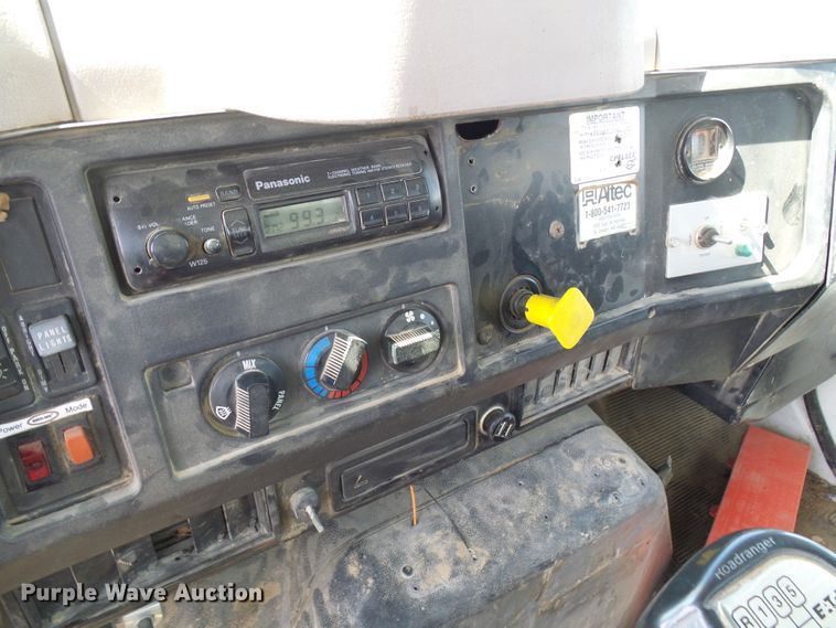 image for item DG1965 1997 International 4800  bucket truck