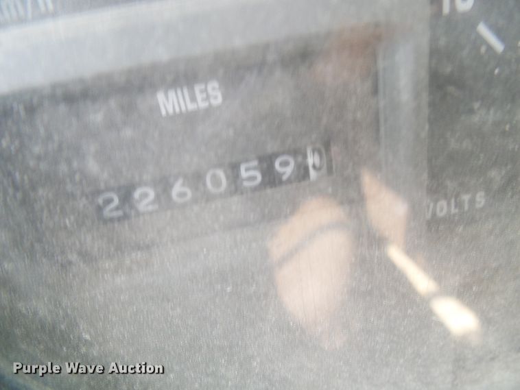 image for item DG1965 1997 International 4800  bucket truck