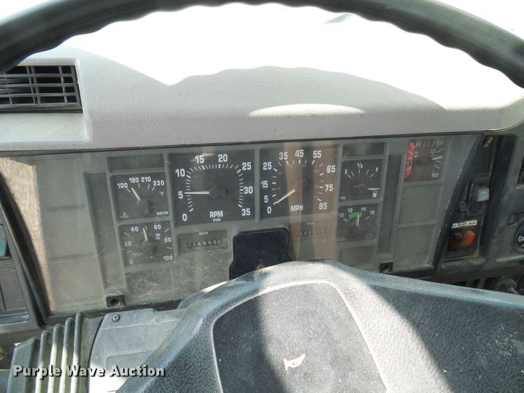 image for item DG1965 1997 International 4800  bucket truck