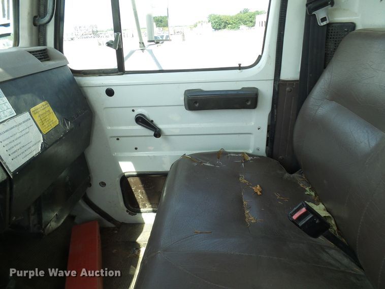 image for item DG1965 1997 International 4800  bucket truck