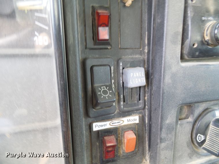 image for item DG1965 1997 International 4800  bucket truck