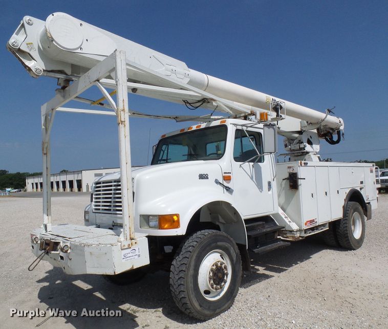 image for item DG1966 2000 International 4800  bucket truck