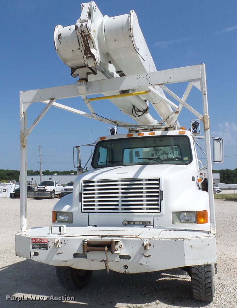 image for item DG1966 2000 International 4800  bucket truck