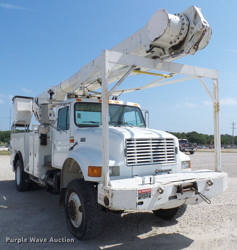 image for item DG1966 2000 International 4800  bucket truck