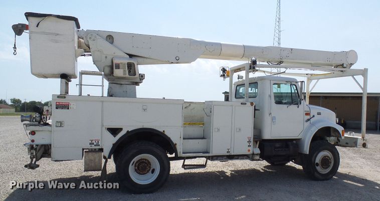image for item DG1966 2000 International 4800  bucket truck