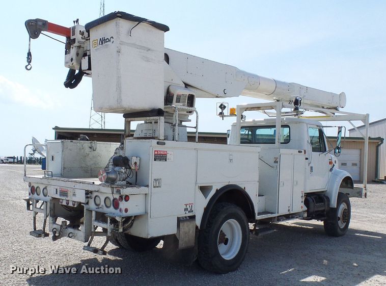 image for item DG1966 2000 International 4800  bucket truck