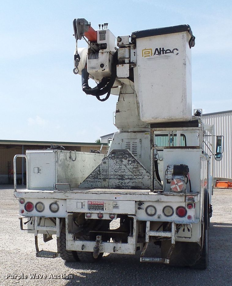 image for item DG1966 2000 International 4800  bucket truck