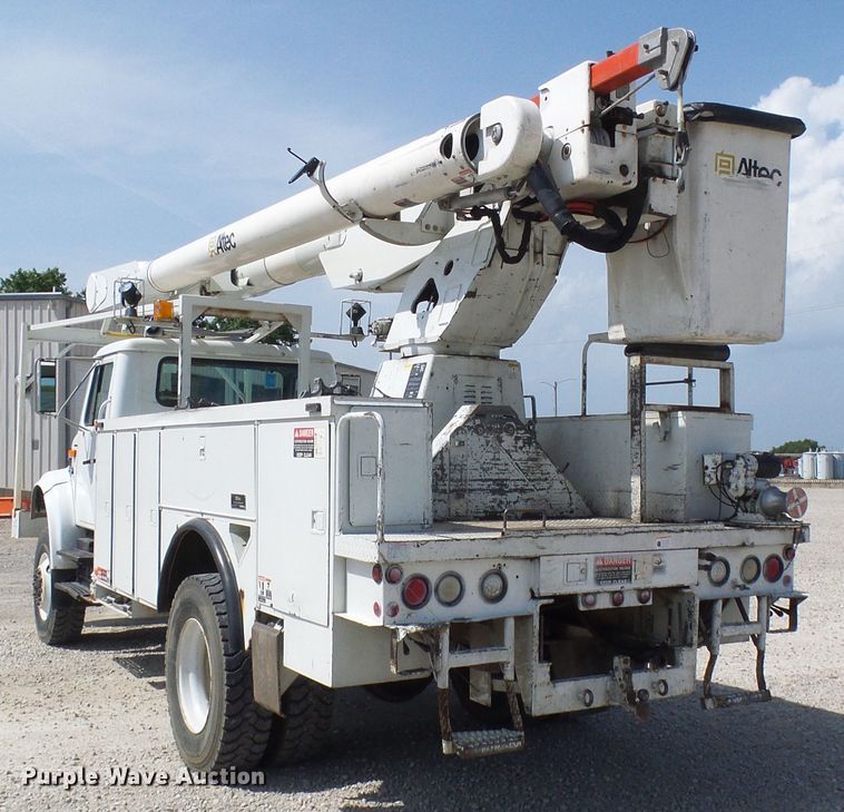 image for item DG1966 2000 International 4800  bucket truck