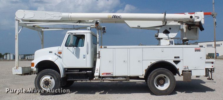 image for item DG1966 2000 International 4800  bucket truck