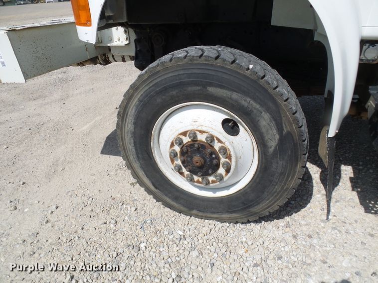 image for item DG1966 2000 International 4800  bucket truck