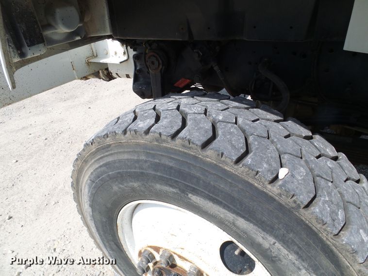 image for item DG1966 2000 International 4800  bucket truck