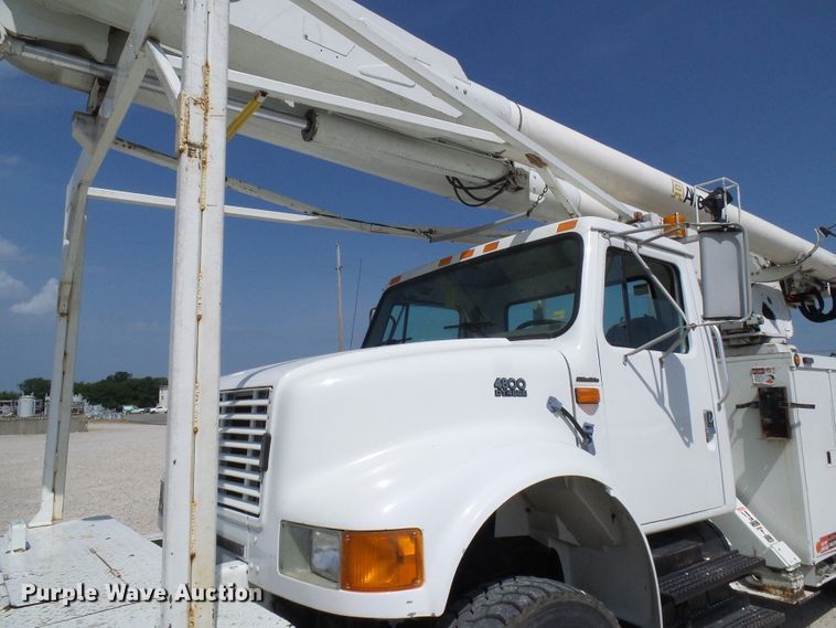 image for item DG1966 2000 International 4800  bucket truck