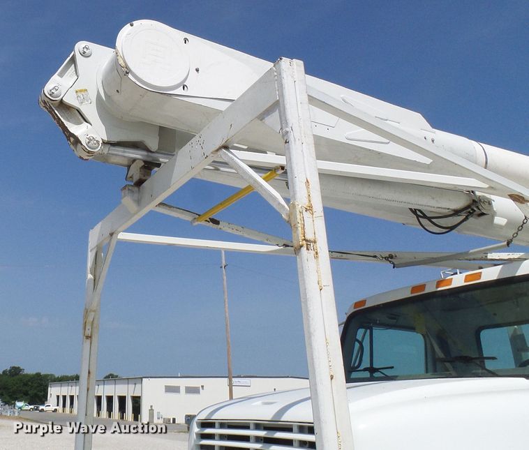image for item DG1966 2000 International 4800  bucket truck