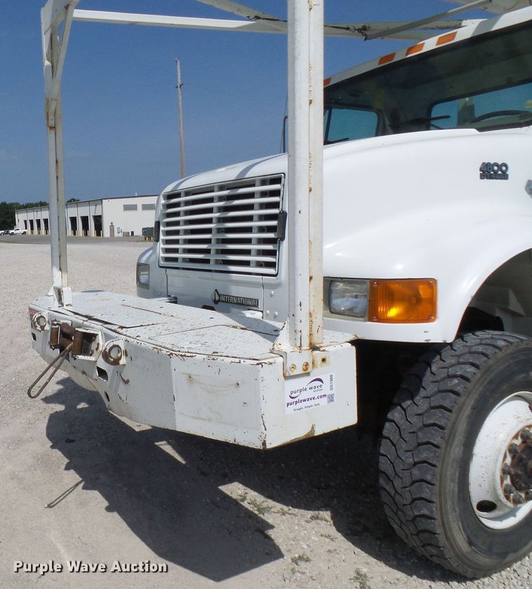 image for item DG1966 2000 International 4800  bucket truck