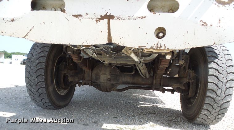 image for item DG1966 2000 International 4800  bucket truck