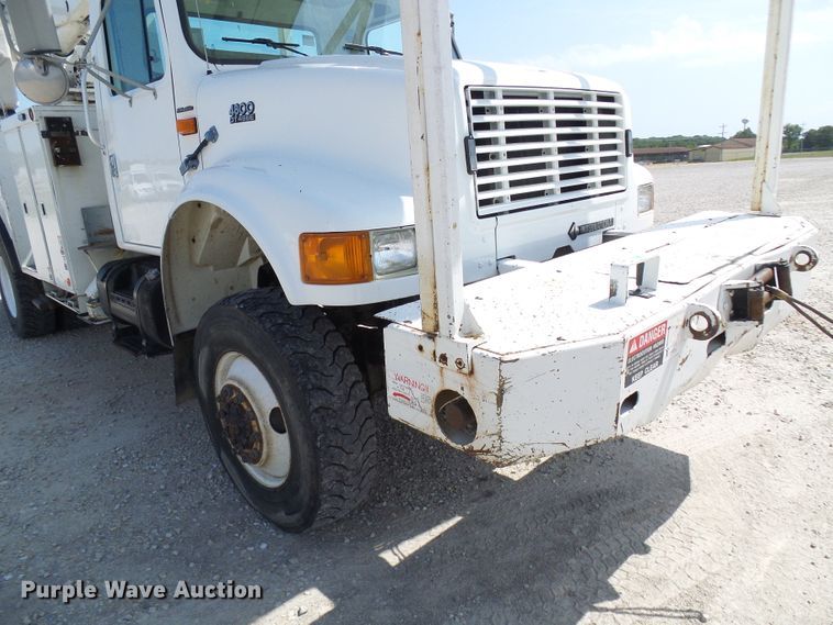image for item DG1966 2000 International 4800  bucket truck