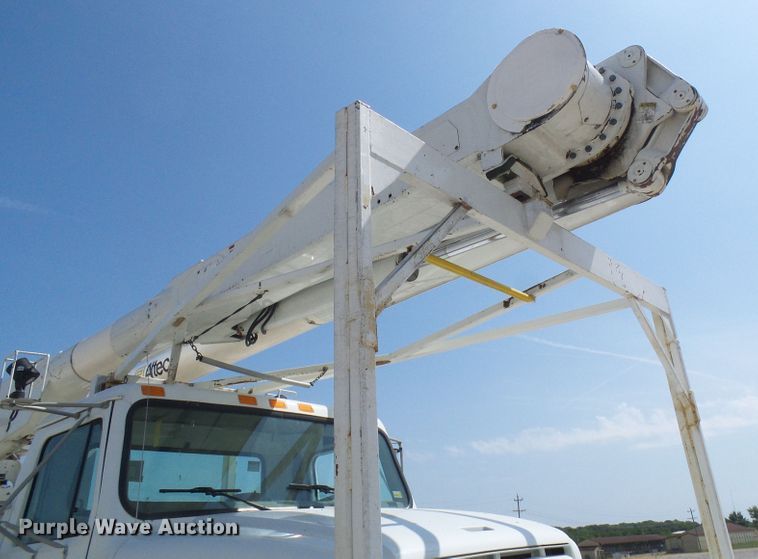 image for item DG1966 2000 International 4800  bucket truck