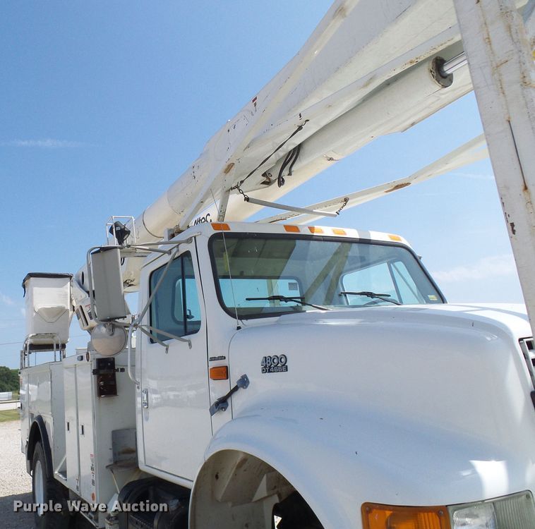 image for item DG1966 2000 International 4800  bucket truck