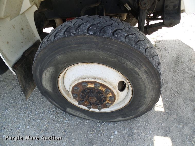 image for item DG1966 2000 International 4800  bucket truck