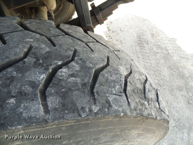 image for item DG1966 2000 International 4800  bucket truck