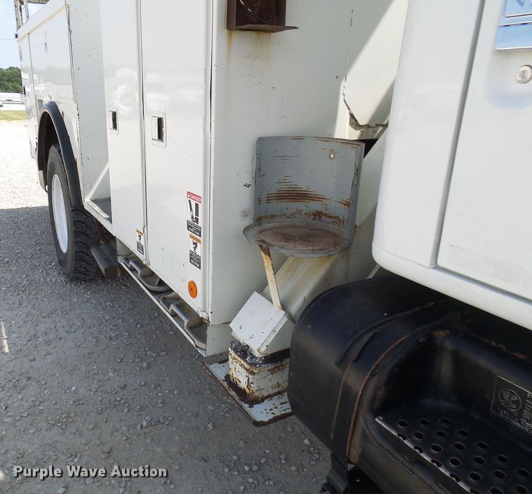 image for item DG1966 2000 International 4800  bucket truck