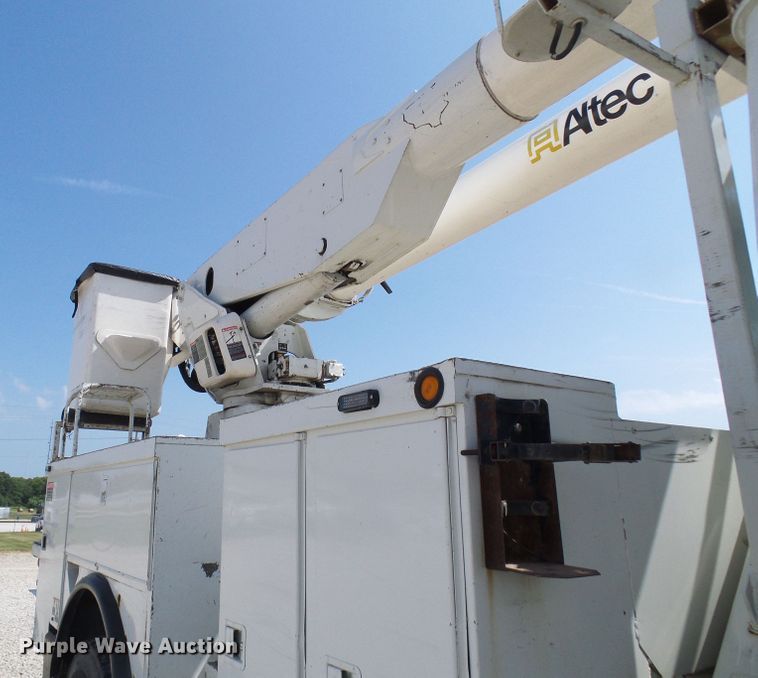 image for item DG1966 2000 International 4800  bucket truck