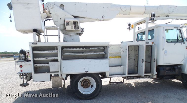 image for item DG1966 2000 International 4800  bucket truck