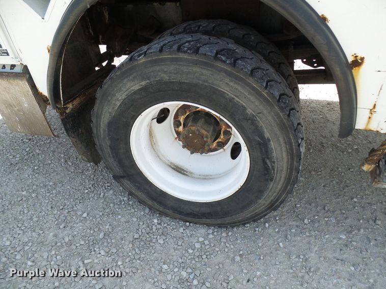 image for item DG1966 2000 International 4800  bucket truck