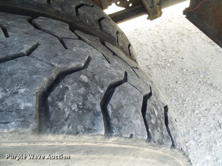 image for item DG1966 2000 International 4800  bucket truck