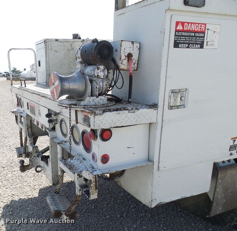 image for item DG1966 2000 International 4800  bucket truck