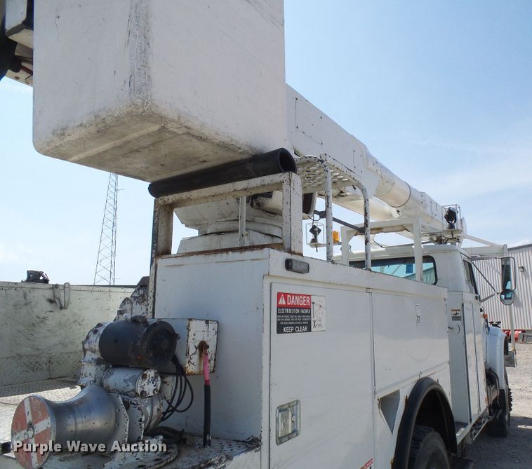 image for item DG1966 2000 International 4800  bucket truck