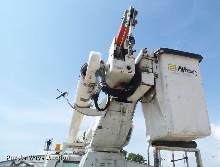 image for item DG1966 2000 International 4800  bucket truck