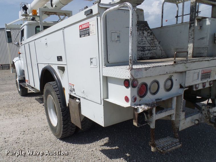 image for item DG1966 2000 International 4800  bucket truck