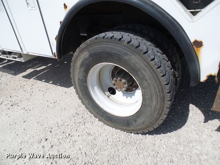 image for item DG1966 2000 International 4800  bucket truck