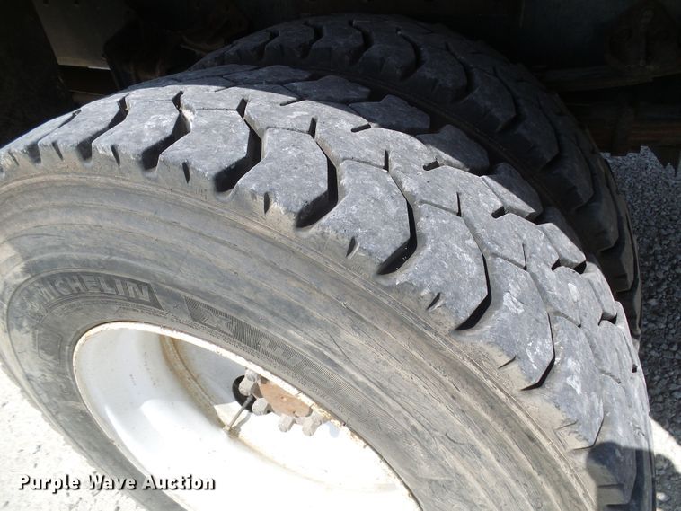 image for item DG1966 2000 International 4800  bucket truck