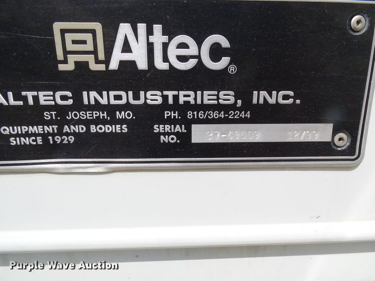 image for item DG1966 2000 International 4800  bucket truck