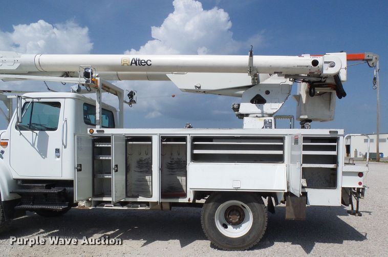 image for item DG1966 2000 International 4800  bucket truck