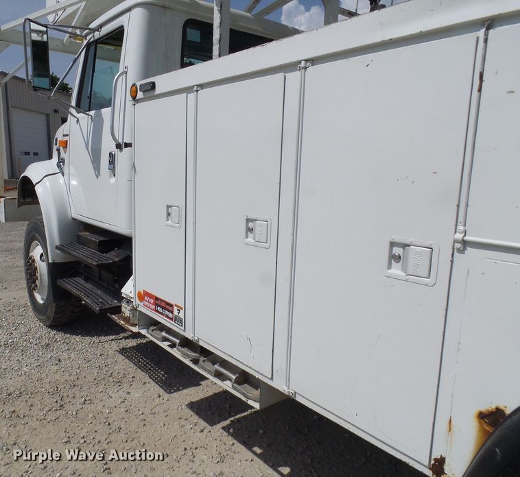 image for item DG1966 2000 International 4800  bucket truck