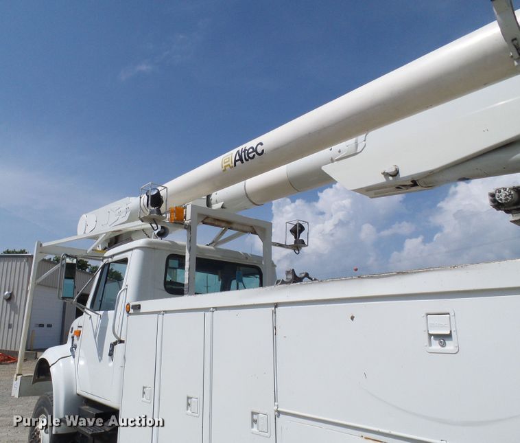 image for item DG1966 2000 International 4800  bucket truck