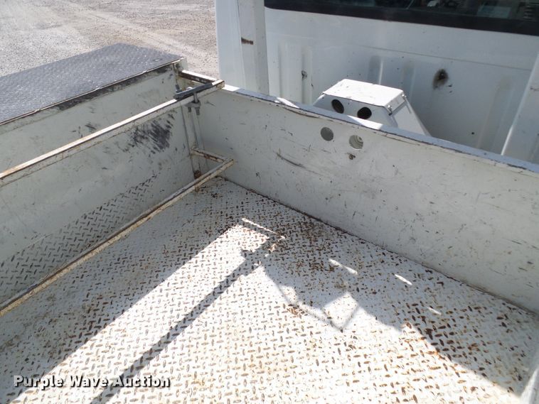 image for item DG1966 2000 International 4800  bucket truck