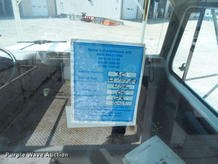 image for item DG1966 2000 International 4800  bucket truck