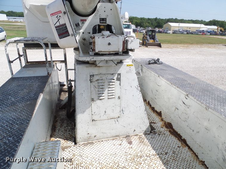 image for item DG1966 2000 International 4800  bucket truck