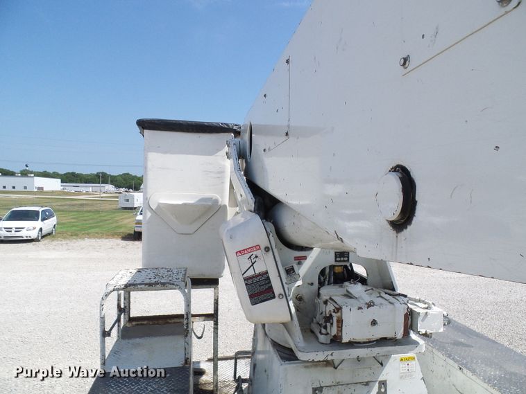 image for item DG1966 2000 International 4800  bucket truck