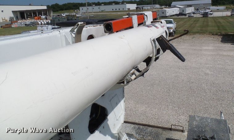 image for item DG1966 2000 International 4800  bucket truck