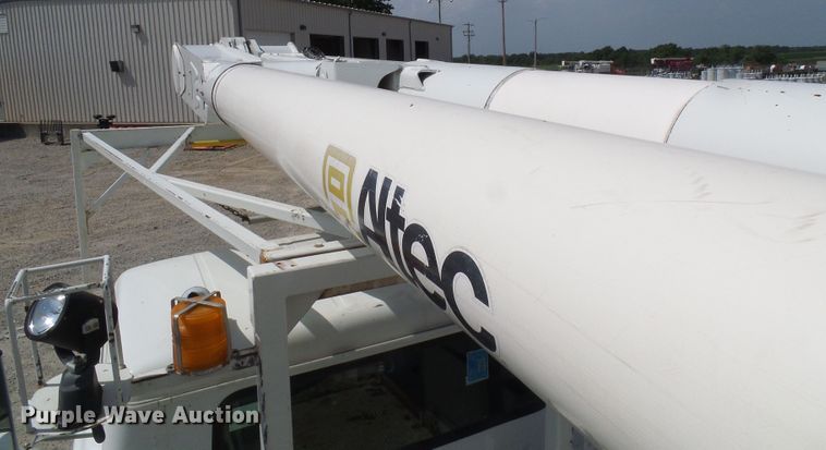 image for item DG1966 2000 International 4800  bucket truck