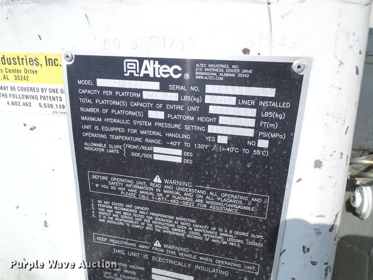 image for item DG1966 2000 International 4800  bucket truck