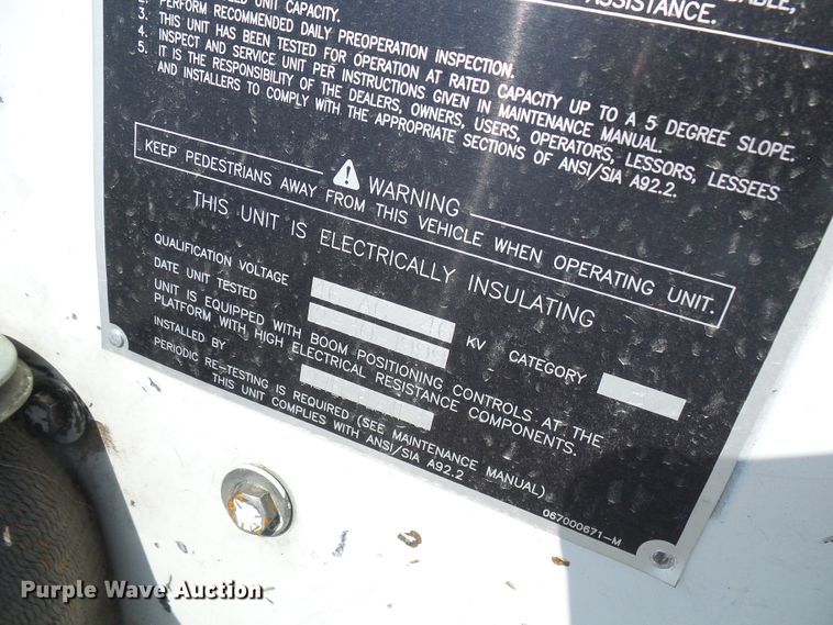 image for item DG1966 2000 International 4800  bucket truck