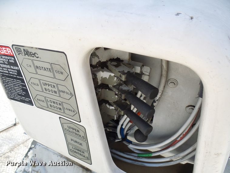 image for item DG1966 2000 International 4800  bucket truck