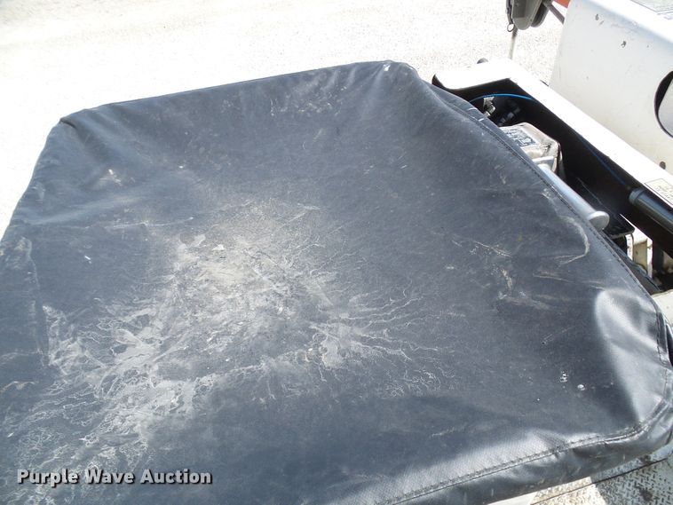 image for item DG1966 2000 International 4800  bucket truck